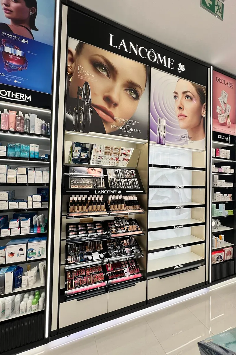 Trabajo de montaje de marcas de maquillaje fmaosas