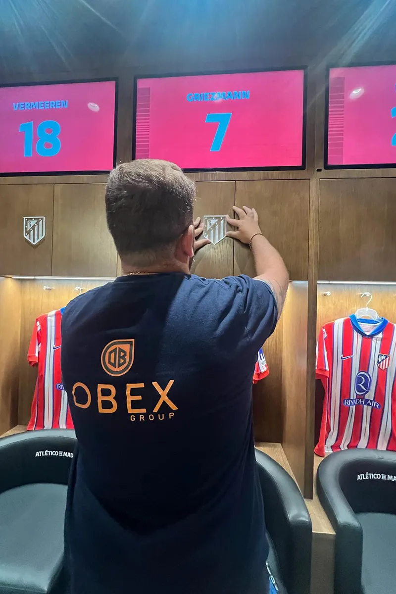 Montaje de rotulado en bestidores Real Madrid